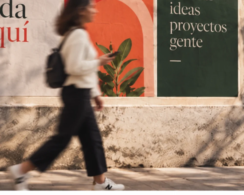 Carteles de ideas y proyectos junto a una persona caminando, con movimiento
